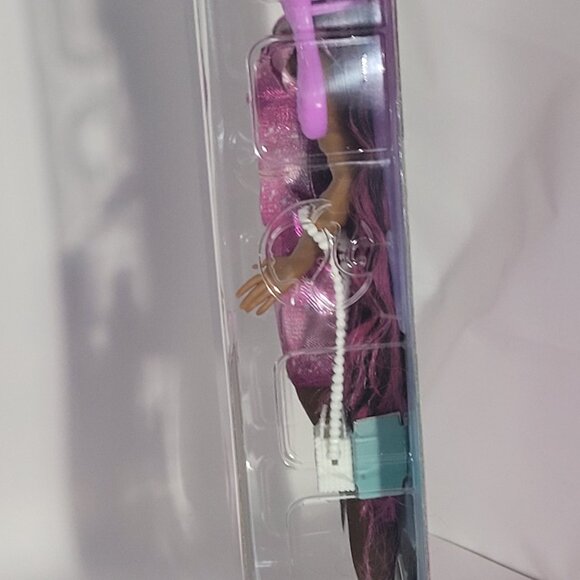 Barbie Fun and Fancy Doll & Accessoriers Set, Extra Outfits & Accessories - Picture 5 of 16